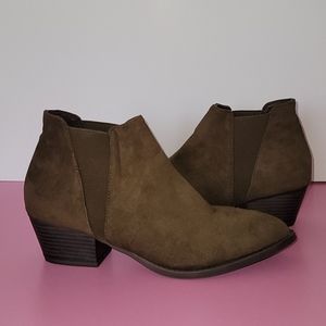 Chelsea anckel boots by Laundry